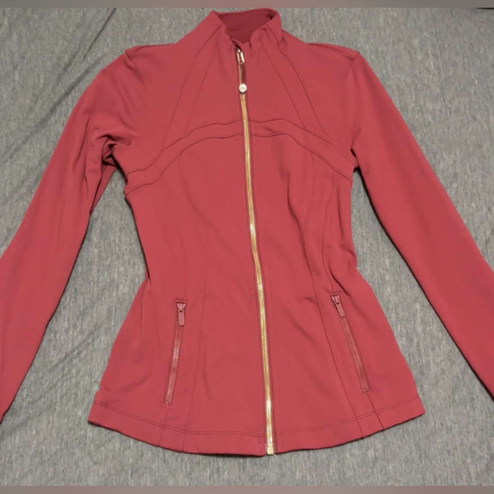 NEW LULULEMON GOLD ZIP UP  MULLED WINE COLOR